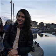 Studentessa universitaria offre aiuto a ragazzi delle medie superiori